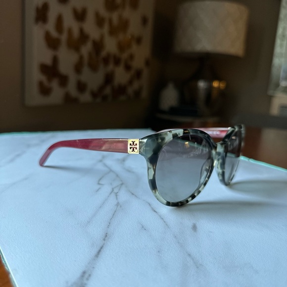 Authentic Tory Burch Sunnies (Great condition!) - Picture 13 of 15